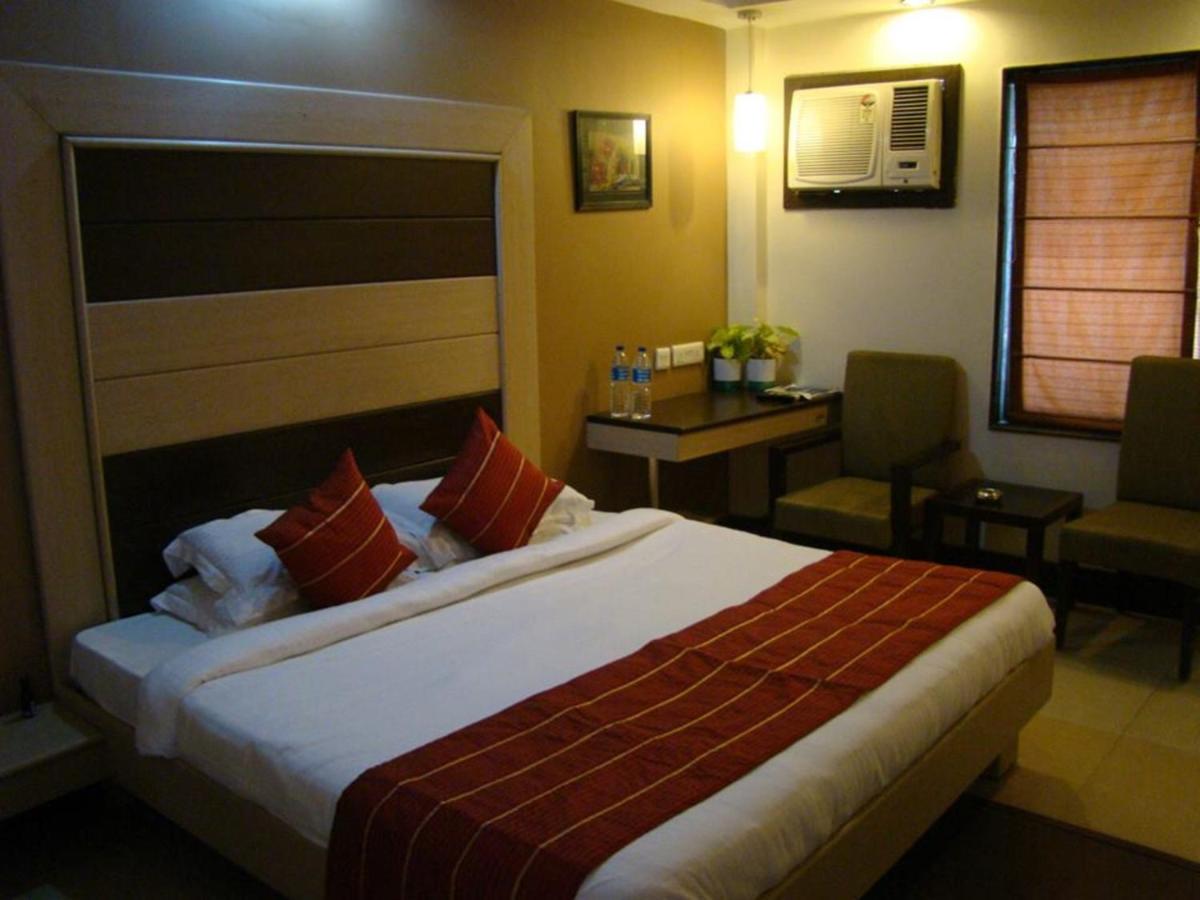 Hotel Pacific Inn Huda City Centre Gurgaon Exteriör bild