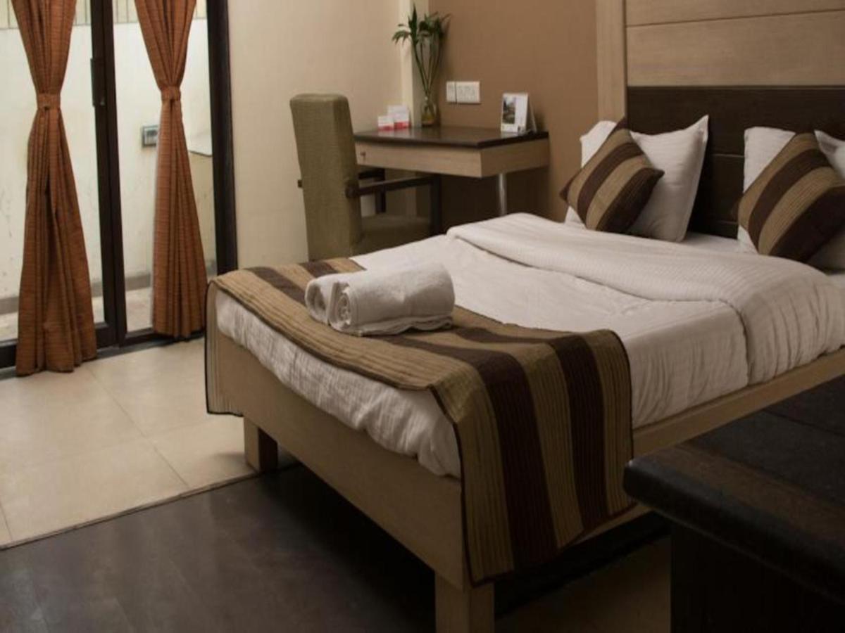Hotel Pacific Inn Huda City Centre Gurgaon Exteriör bild